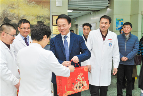 詹启敏主任给急诊室医护人员送上新春慰问品_副本.jpg